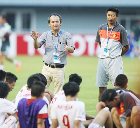 Phó chủ tịch VFF Đoàn Nguyên Đức kiêm Trưởng đoàn U19 Việt Nam (đứng giữa) động viên các cầu thủ sau trận.