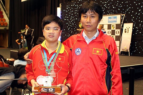 Dung de mat 'than dong' Nguyen Anh Khoi hinh anh