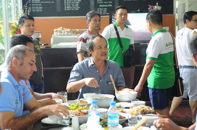 Bau Duc xem U19 Viet Nam trong cang tin hinh anh