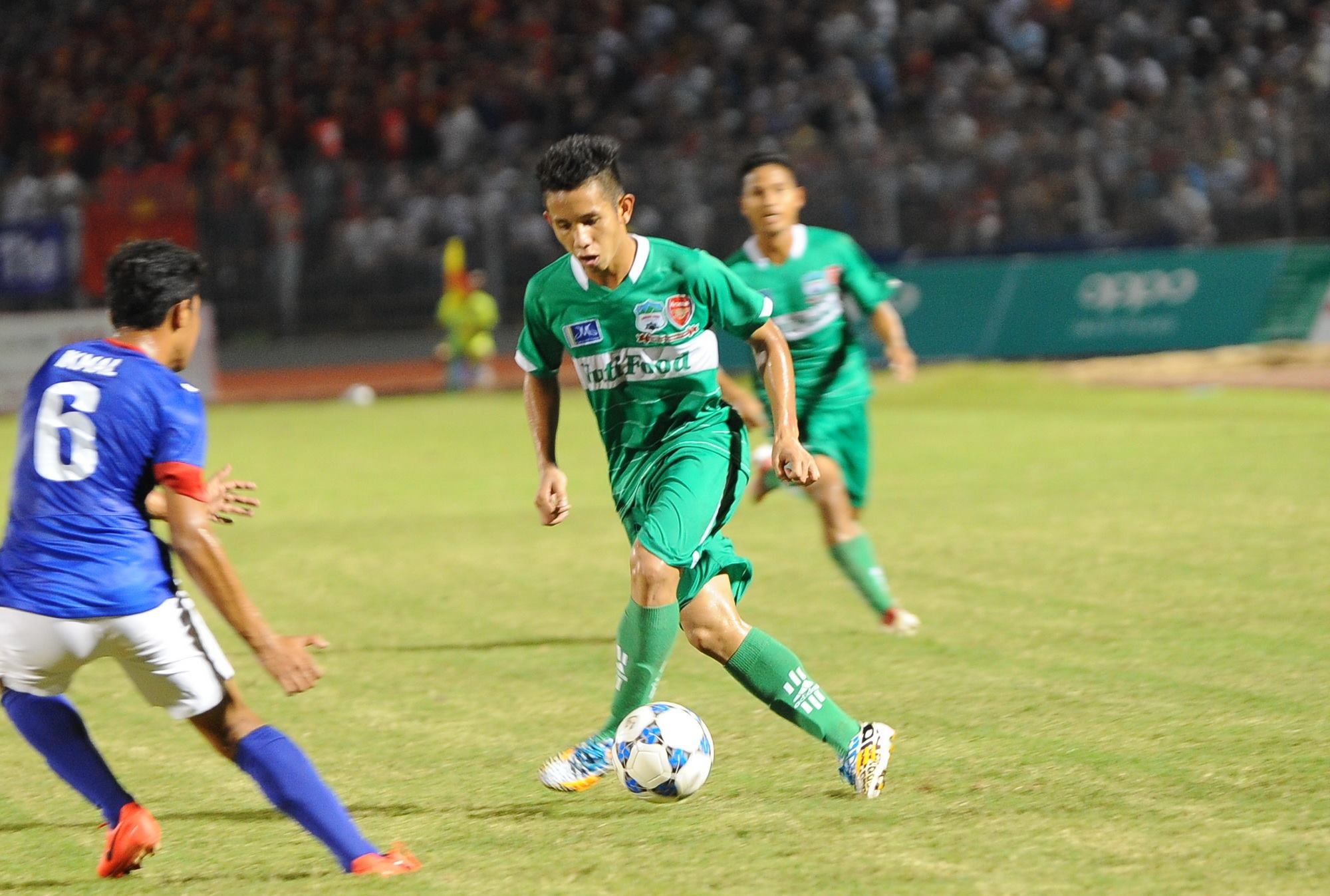 Các cầu thủ HAGL sẽ phải thích nghi với nhiều mặt sân rất xấu ở V.League. Ảnh: Tùng Lê.