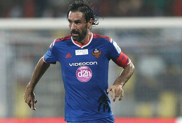 Huyen thoai Arsenal bi an dam ngay tren san hinh anh