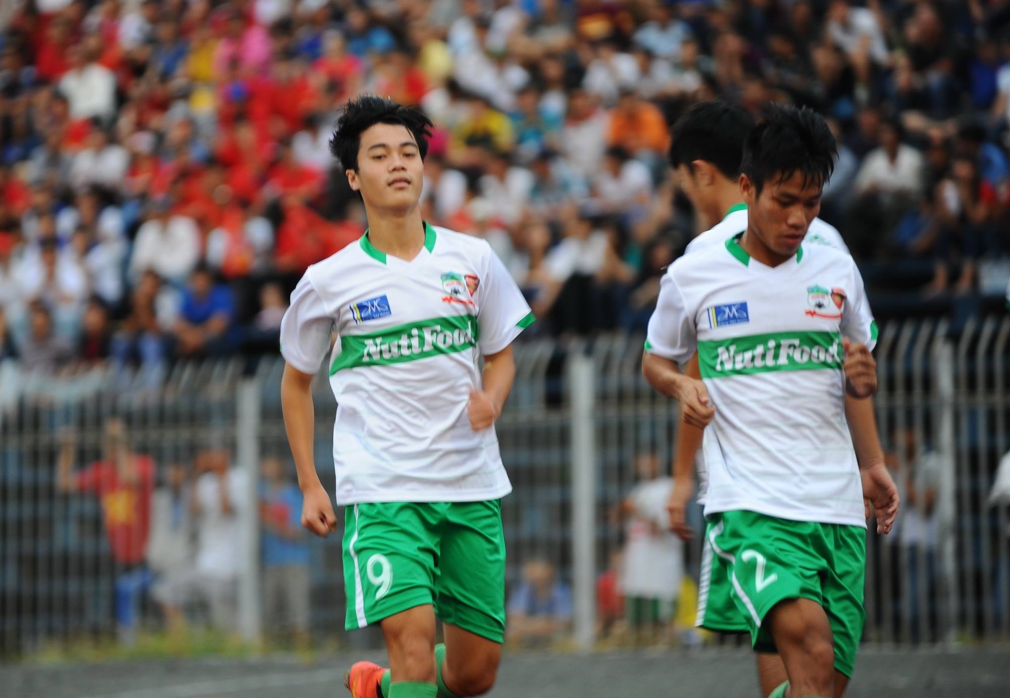 Thầy Giôm từng cãi nhau với bầu Đức về chuyện tuyển tiền đạo ngoại khi ông bầu phố núi nhất quyết muốn dành suất này cho các cầu thủ nội như Văn Toàn. Ảnh: Tùng Lê.