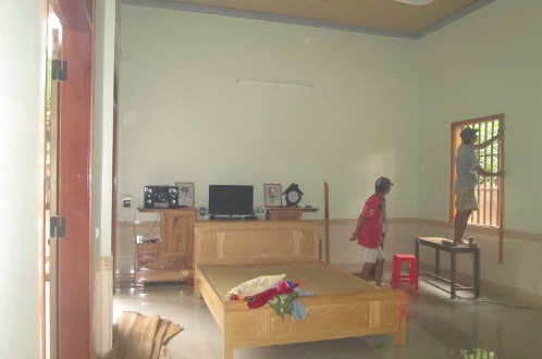 Thợ đang hoàn tất những công việc sửa chữa nhà cuối cùng. Ảnh: Liên Quân.