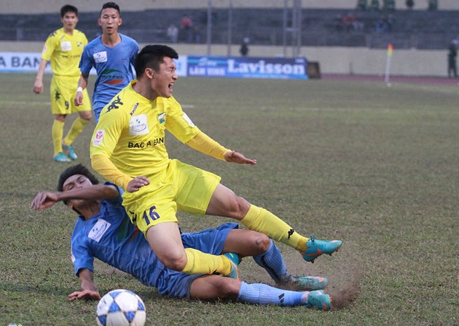 Cau thu dap gay chan doi thu duoc VFF giam an treo gio hinh anh