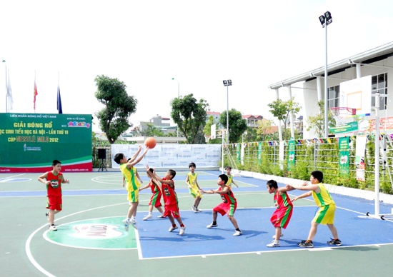 Khai mac giai bong ro hoc sinh tieu hoc Ha Noi hinh anh