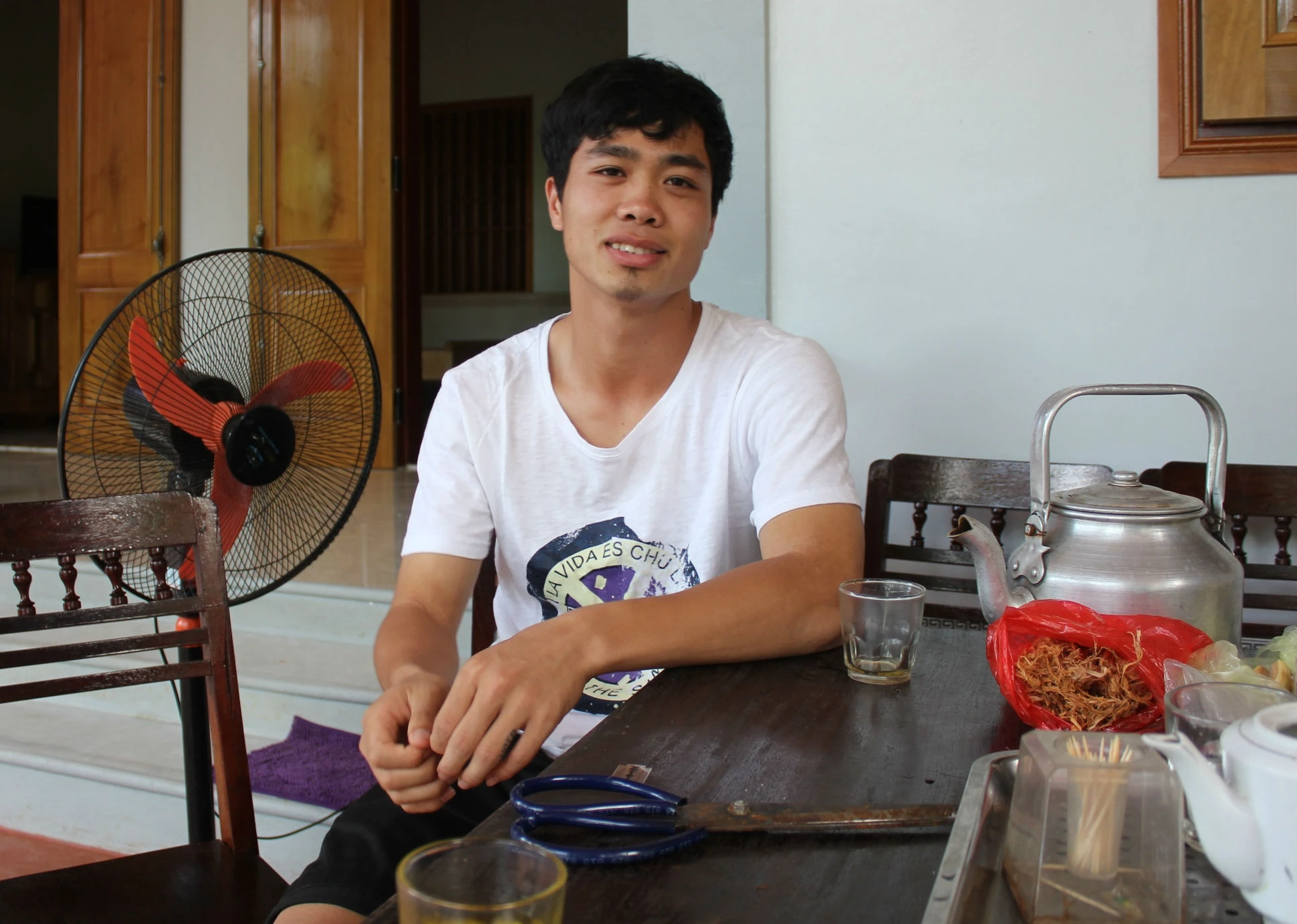 Niềm vui của Công Phượng khi được ở trong ngôi nhà mới. Hiện nay, mỗi tháng Công Phượng được bầu Đức trả lương chỉ 1,5 triệu đồng, nhưng còn một khoản lớn là 15 triệu mỗi tháng được chuyển thẳng cho ông Bảy, bà Hoa. Nguồn tiền xây ngôi nhà mới được lấy chủ yếu từ đây.