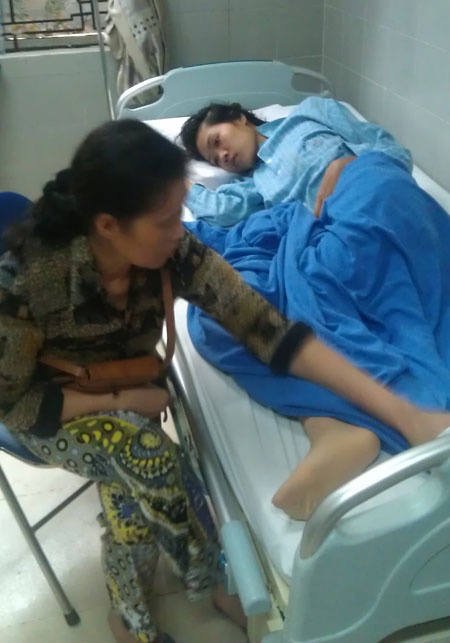 Tuyển thủ bóng chuyền Hải Yến nằm liệt giường gần 1 năm nay thiếu sự quan tâm, chia sẻ.