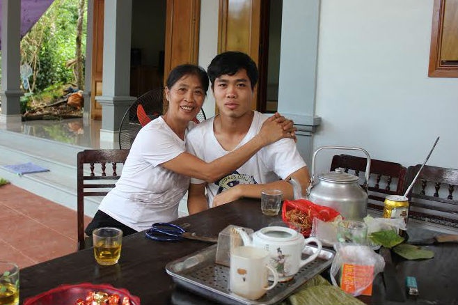 Bà Hoa hạnh phúc khi sau nhiều tháng xa nhà, Phượng trở về trong vòng tay âu yếm của gia đình. Có được cậu con trai hiếu thảo, ông bà rất tự hào và hạnh phúc với bà con hàng xóm.