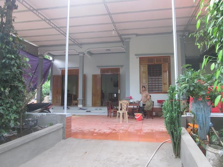 Tổng chi phí xây dựng ngôi nhà lên tới 300 triệu đồng, trong đó Công Phượng đóng góp phần lớn cộng thêm sự đóng góp của các anh chị em khác để giúp ông Bảy, bà Hoa có ngôi nhà mới.