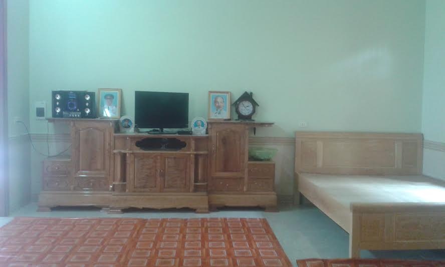 Trong căn nhà mới của mình, ông Bảy, bà Hoa dành một góc quan trọng để đặt những phần thưởng của Công Phượng.