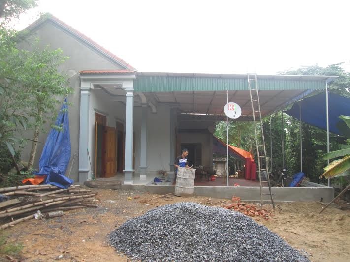 Ngôi nhà của Công Phượng vẫn đang trong quá trình hoàn tất những công đoạn cuối. Ông Nguyễn Công Bảy, bố của Phượng, vẫn tất bật  để ý từng viên gạch để sao cho có được ngôi nhà ưng ý nhất.