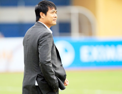 HLV Huu Thang: 'Roi SLNA la quyet dinh kho nhat doi toi' hinh anh