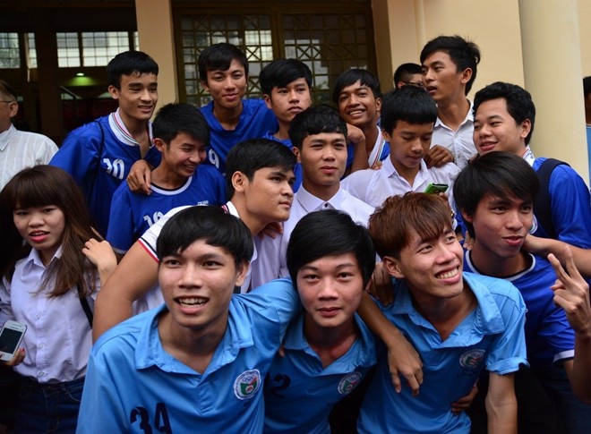 Dong mon cua Cong Phuong tranh ve di tiep bang boc tham hinh anh