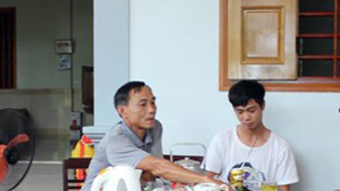 Cong Phuong va 2 bai hoc tu nguoi cha hinh anh