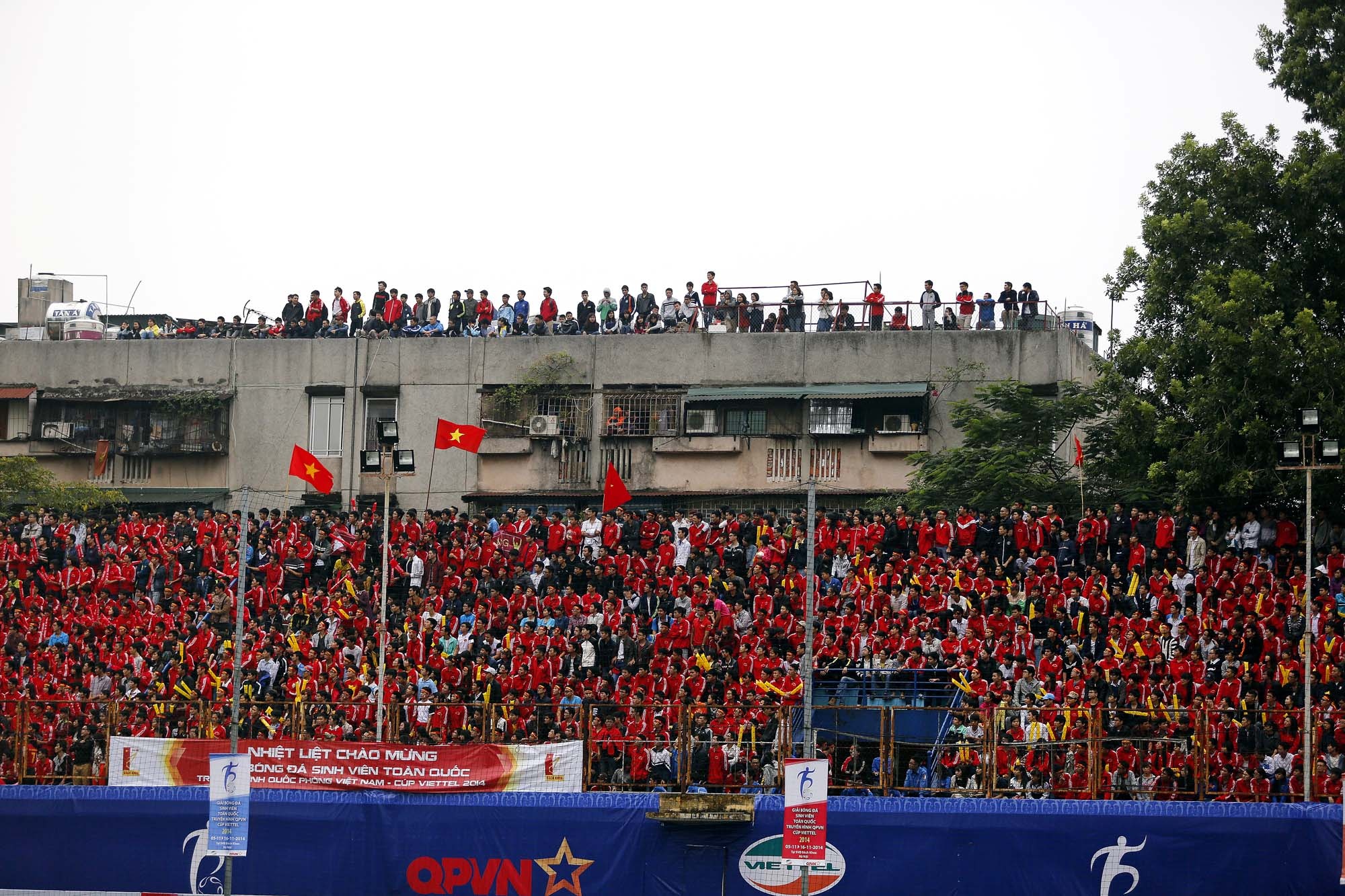 Sinh vien Ha Noi chen kin tang thuong xem bong da hinh anh