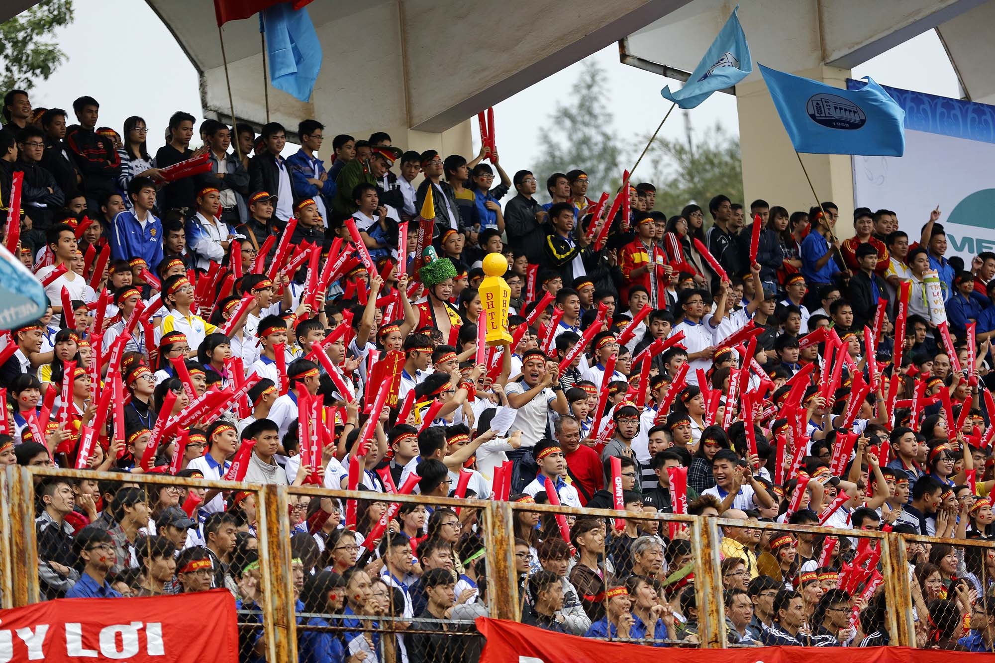 Từ rất sớm, các khán đài của trận chung kết giải bóng đá sinh viên toàn quốc Truyền hình QPVN – Cúp Viettel 2014 đã kín chỗ.