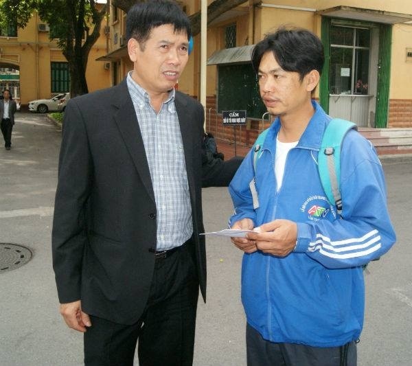 Vụ trưởng Vụ TTTTC II Trần Đức Phấn động viên HLV đội tuyển Xe đạp An Giang. Ảnh: Văn Duy/tdtt.gov.vn.