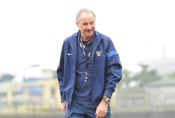 HLV Alfred Riedl: 'Bong da VN dung ao tuong ve U19' hinh anh