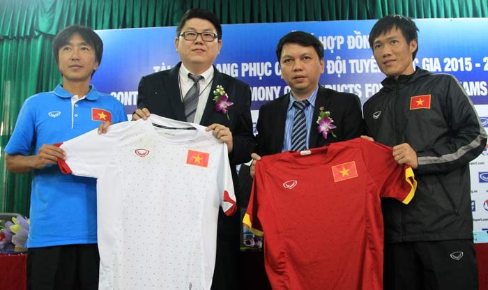 Tuyen Viet Nam co nha tai tro trang phuc moi hinh anh