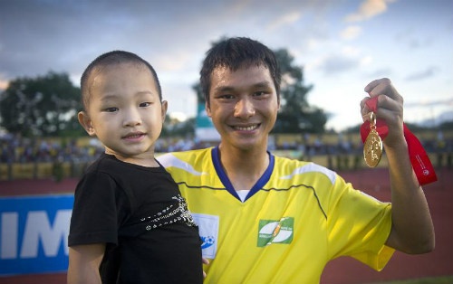 Tro cung theo HLV Huu Thang roi Song Lam Nghe An hinh anh