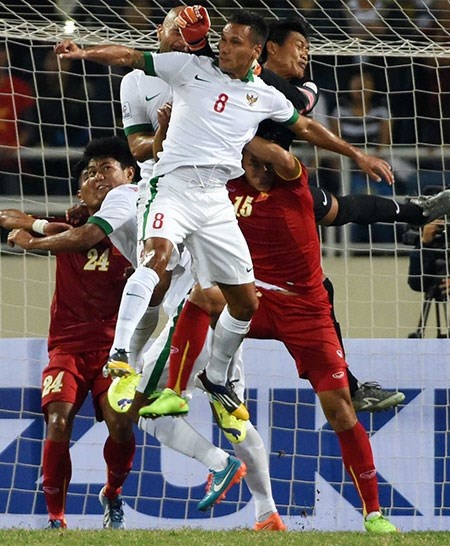 Thể hình nhỏ hơn nhưng thể lực và lối chơi tranh chấp bóng bổng của học trò ông Miura không chịu thua cầu thủ Indonesia. Ảnh: Quang Thắng.