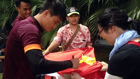 Cong Vinh bat ngo voi mon qua tu Nhat Ban hinh anh