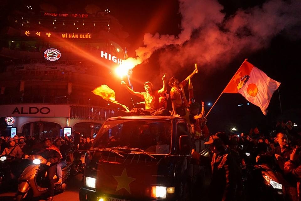 Co dong vien Ha Noi, Sai Gon do ra duong mung chien thang hinh anh