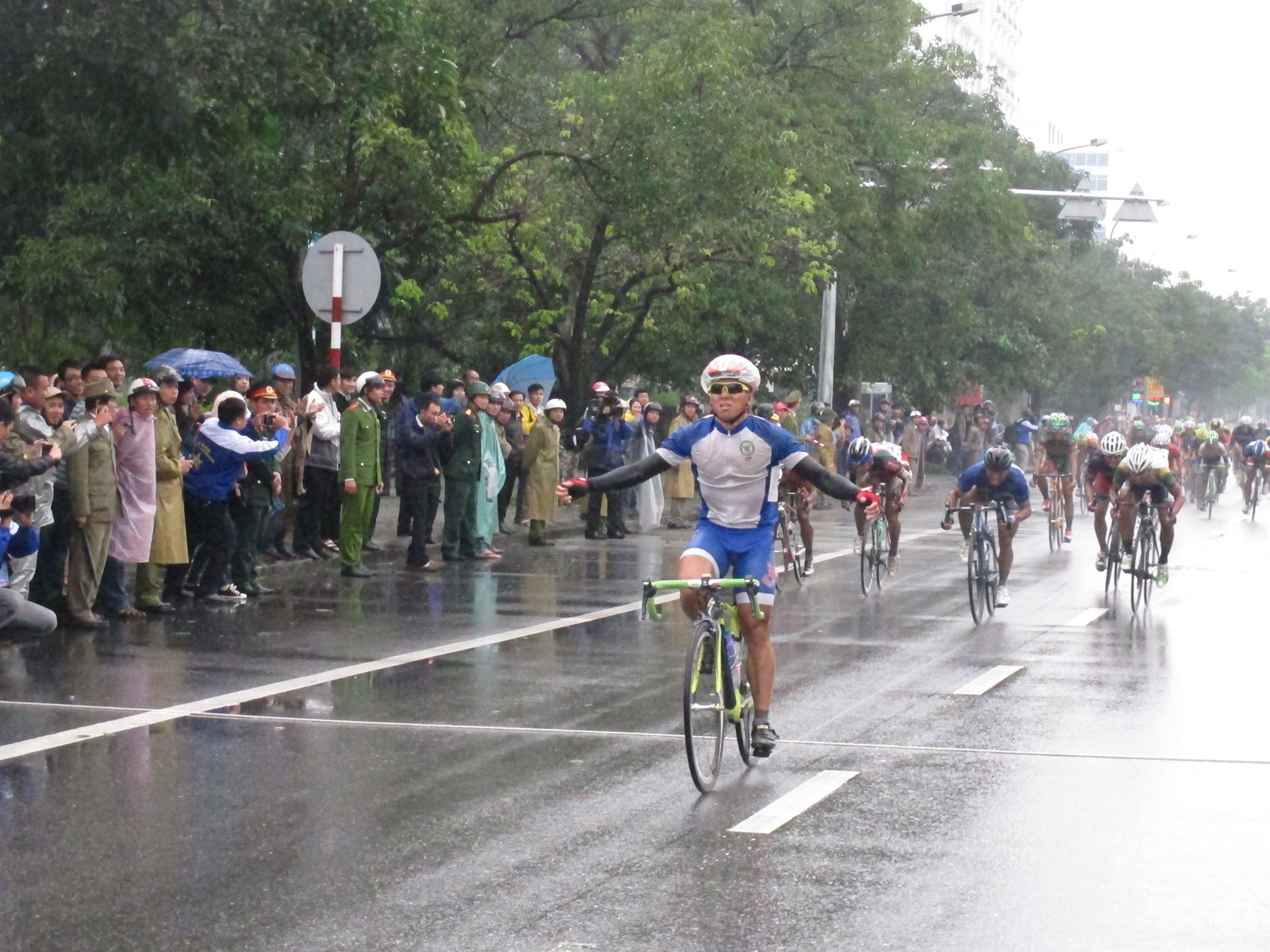 Cu dup cua doi Dong Thap tai chang dua thu 6 hinh anh