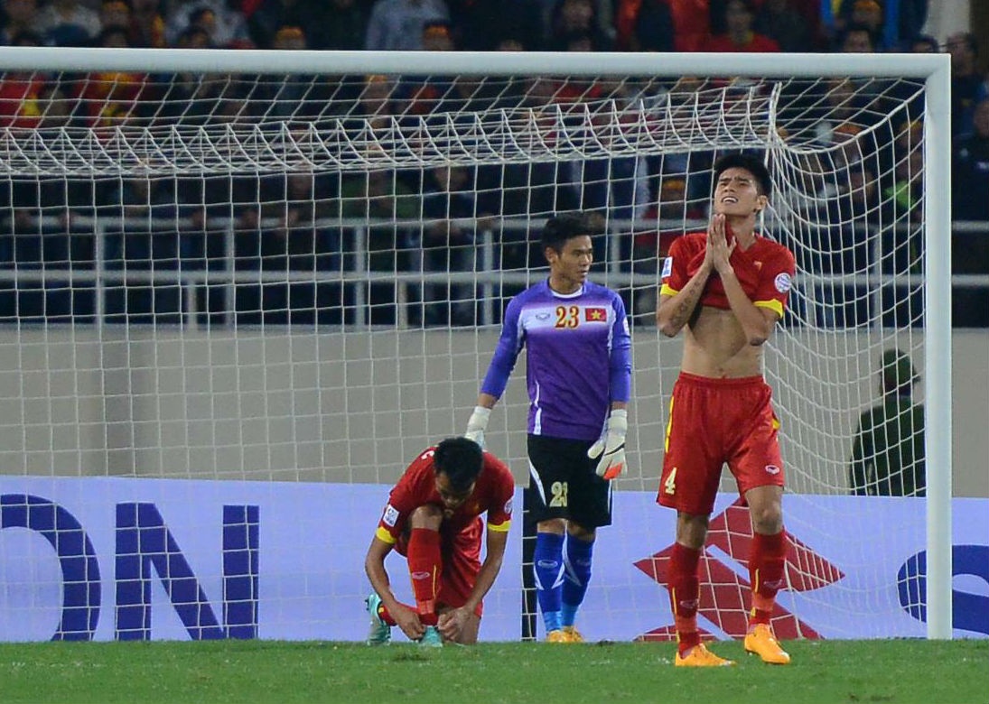 Bong da Viet Nam va 3 noi dau voi ngay 11/12 hinh anh