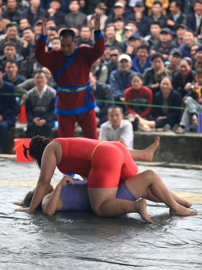 Nga thường hạ đối thủ bằng đòn đè tuyệt đối, cách thắng được đánh giá cao nhất trong môn vật.