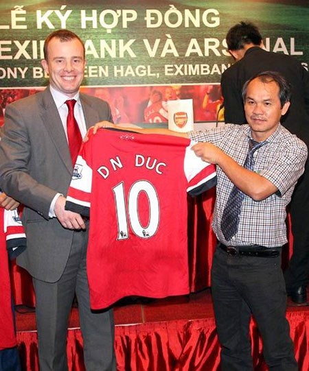 Bảy năm sau khi hợp tác với Arsenal, giờ thì bầu Đức nghĩ đến việc đưa cầu thủ U-19 sang Mỹ thi đấu cho kiều bào xem. Ảnh: Xuân Huy.