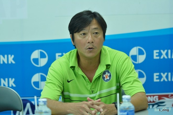 HLV Le Huynh Duc: 'Toi khong thich VFF han che ngoai binh' hinh anh