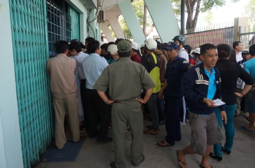 CDV Long An chen nhau mua ve xem tran DTLA va HAGL hinh anh