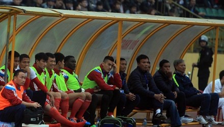 Công Vinh (thứ tư từ trái sang) thường xuyên làm bạn với băng ghế dự bị kể từ đầu mùa giải. Ảnh: VSI.