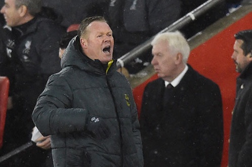 HLV Koeman phan nan trong tai hinh anh