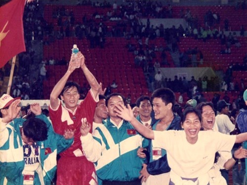 Vi sao bong da Viet van quan quanh o vung trung sau 20 nam? hinh anh