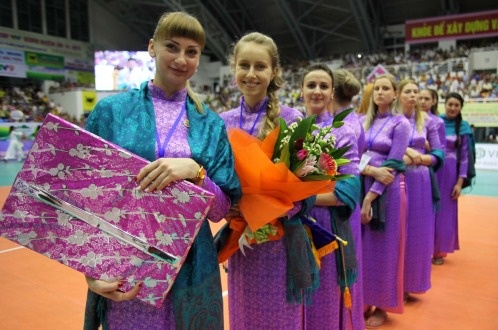 Khan gia no nuc xem cac chan dai o giai bong chuyen quoc te hinh anh