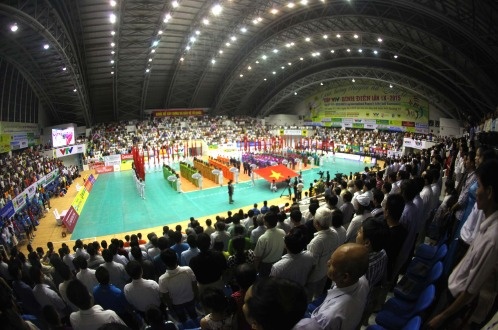 Nhà thi đấu đa năng tỉnh Quảng Trị đầy ắp khán giả. Ảnh T.P.
