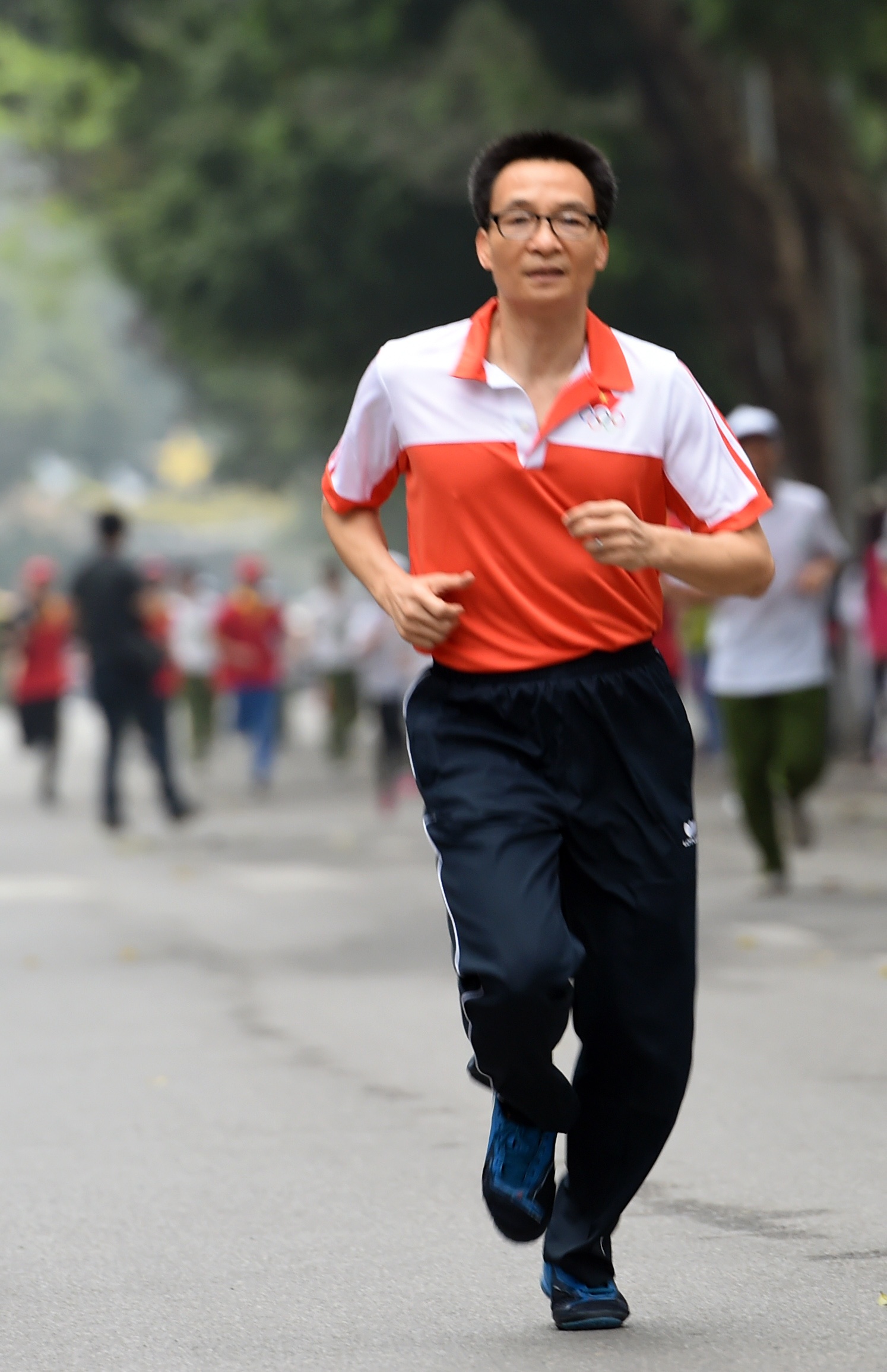 Phó thủ tướng Vũ Đức Đam về đích đầu tiên sau khi hoàn thành hơn 1 vòng quanh bờ hồ có chiều dài 1,7 km.