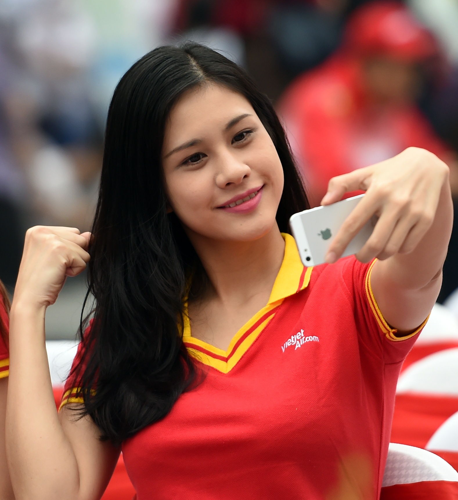 Một cô gái xinh đẹp hưởng ứng cuộc chạy.