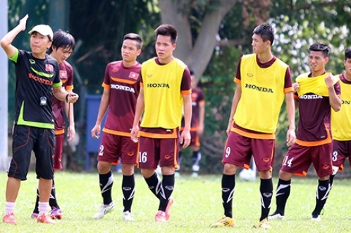 HLV Miura (bìa trái) và các cầu thủ Olympic VN trong buổi tập sáng 25/3. Ảnh: N.K.