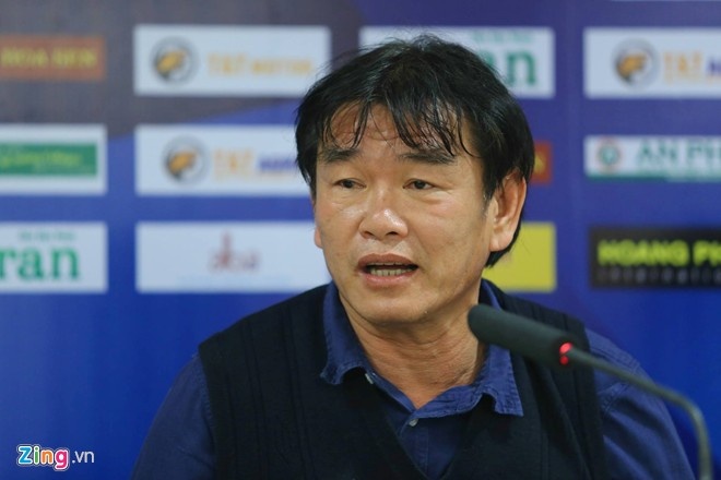 HLV Phan Thanh Hùng đang đối mặt với nhiều áp lực.