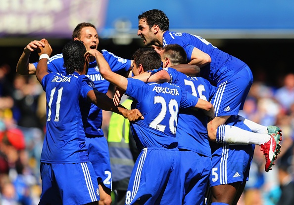 Cau thu Chelsea vo oa niem vui trong ngay dang quang hinh anh