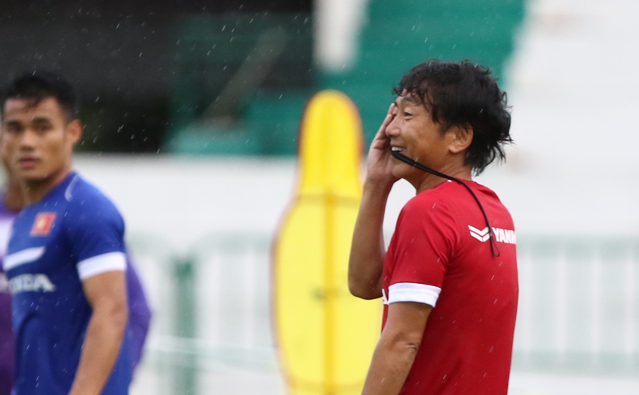 HLV Miura bi bong bay trung mat trong buoi tap o Thai Lan hinh anh