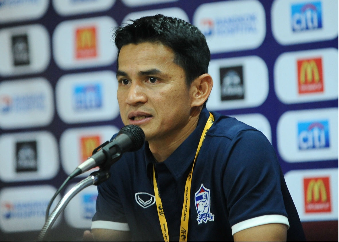 Kiatisak dành lời khen ngợi cho tiền đạo Lê Công Vinh. Ảnh: Tùng Lê.