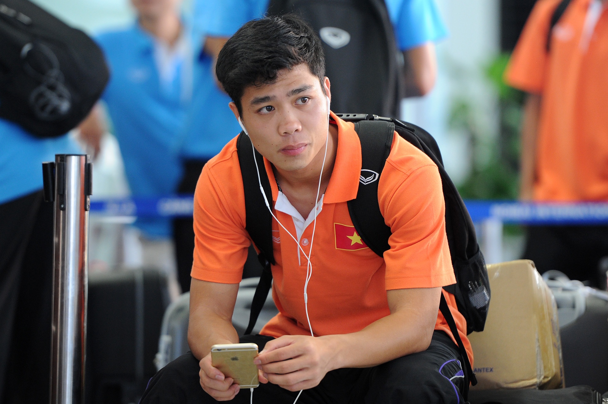 Cong Phuong sanh dieu voi chiec iPhone 6 hinh anh