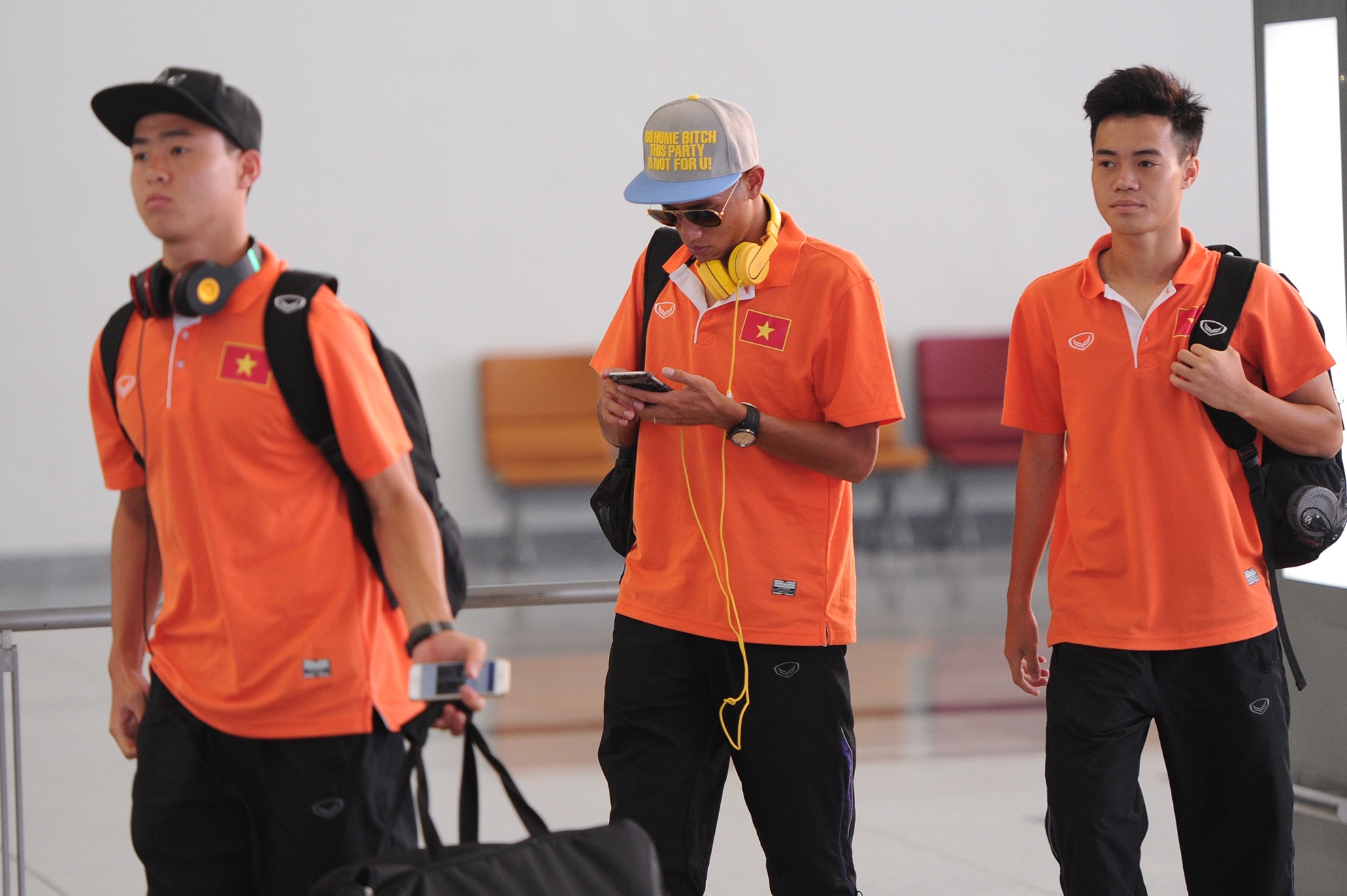 Theo kế hoạch, sau khi có mặt tại Singapore, các cầu thủ U23 Việt Nam sẽ hội quân với nhánh của HLV Toshiya Miura, cũng bay thẳng từ Thái Lan sang Singapore hôm nay. Theo ông Dương Vũ Lâm, sau khi đến Singapore, đội sẽ chờ quyết định của ông Miura trước khi lên kế hoạch tập luyện trong ngày.