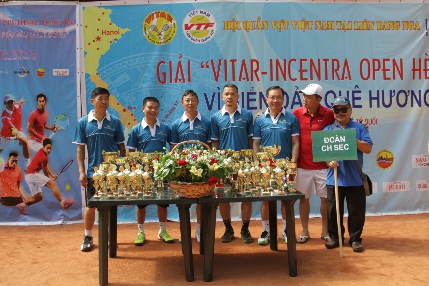 Nguoi Viet o Dong Au tu hop tai Nga du giai tennis hinh anh