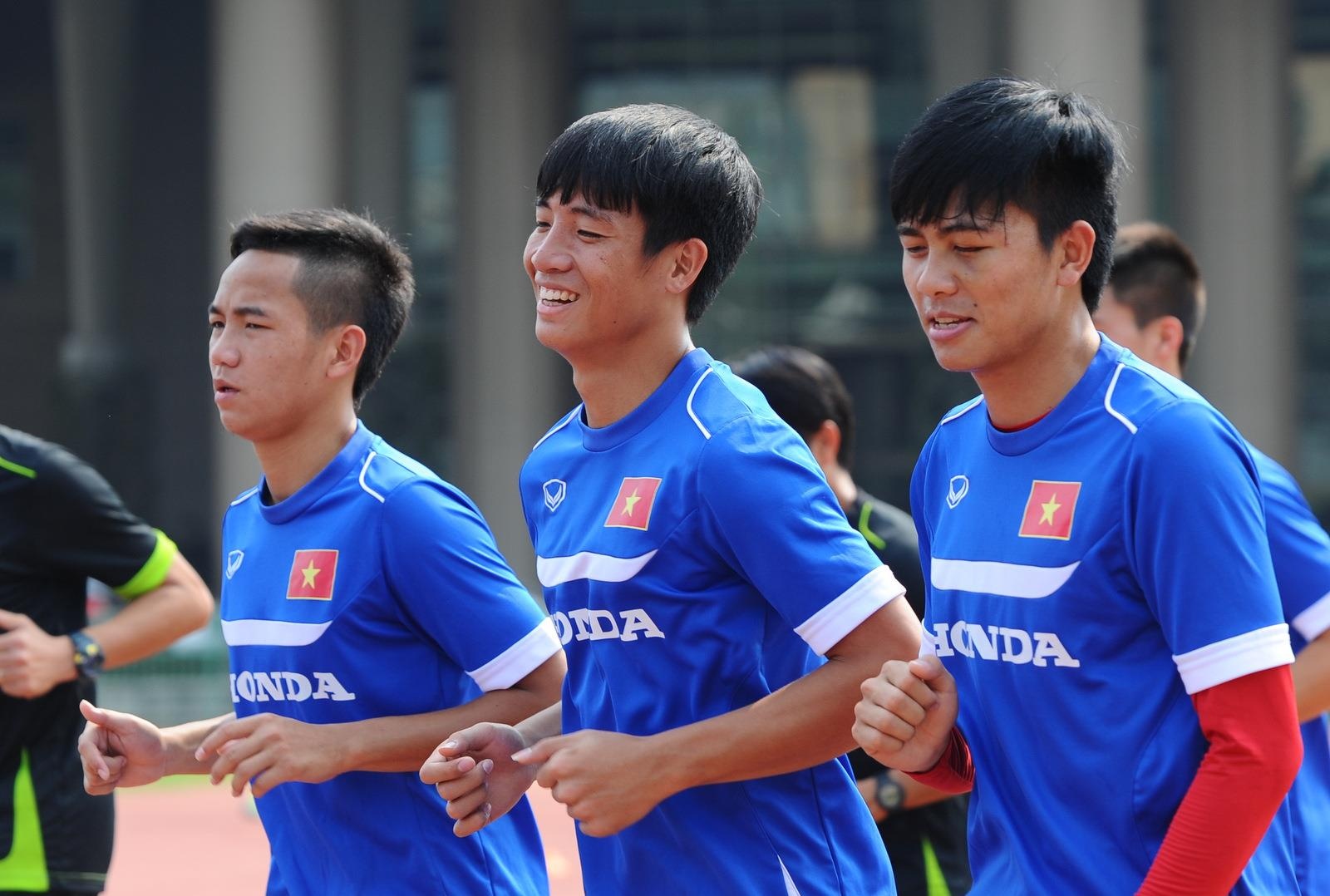 Thay tro HLV Miura day som tap truoc tran gap Malaysia hinh anh