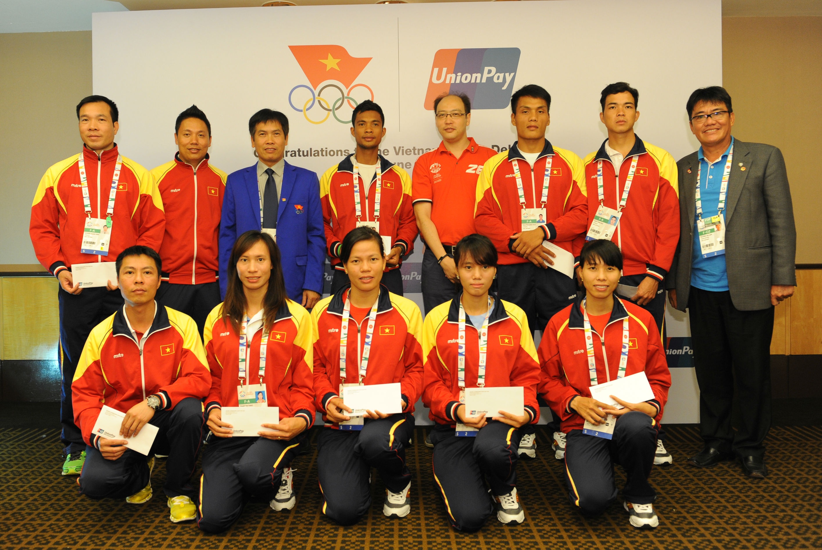 Doan TTVN nhan thuong 360 trieu dong hinh anh